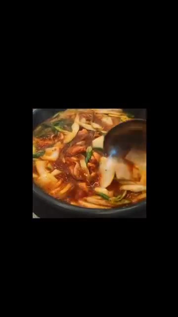 요즘 날씨에 생각나는 뜨끈한 찌개를 준비합니다. 부자찌개에서 김치찌… — 요즘 날씨엔 뜨끈한 찌개! 부자찌개