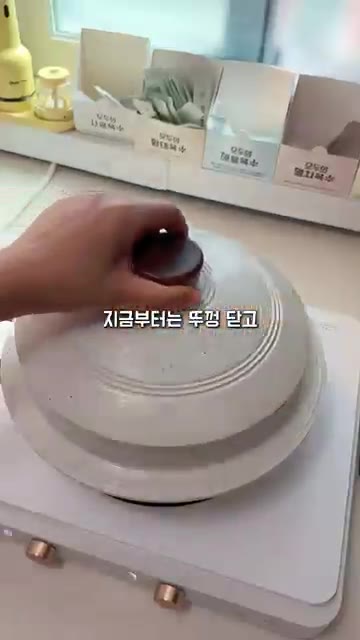 삼겹살 기름이 나오면 김치, 대파, 간장, 멸치육수를 넣고 볶는다. — 주기적으로 땡기는 김치삼겹솥밥 레시피