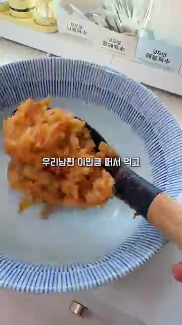 뚜껑을 닫고 중약불로 15분간 끓인 후, 뚜껑을 열고 버터를 넣어… — 주기적으로 땡기는 김치삼겹솥밥 레시피