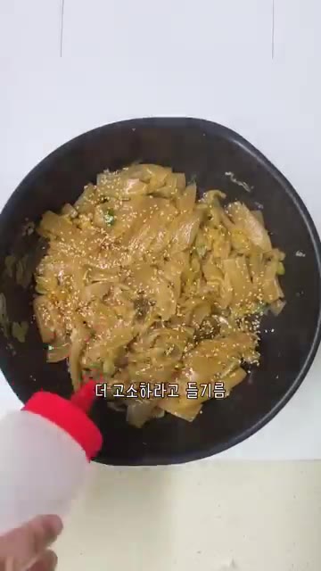양념한 묵은지를 넣고 수분이 적당히 졸아들 때까지 볶아줍니다. — 씻은 묵은지 볶음 들기름 김치볶음 요리