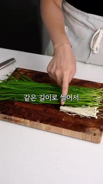 팬에 물과 치킨스톡 1스푼을 넣고 구워둔 닭다리살을 올린 후 뚜껑을… — 이렇게 먹으면 닭다리살 3배 더 맛있어요 #레시피