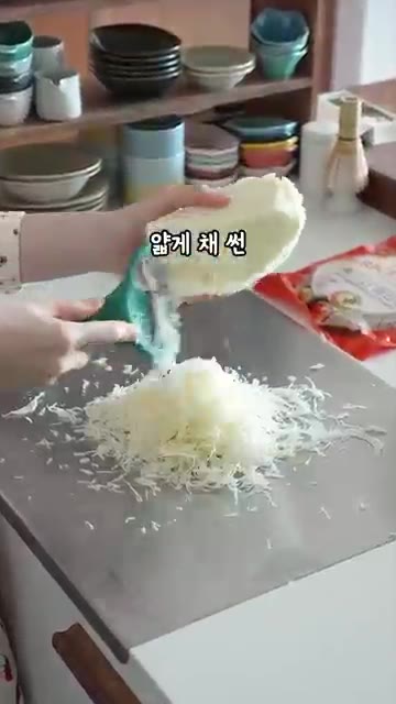 양배추를 얇게 채 썰어 준비한다. — 라이스페이퍼에 계란을 더했더니 와플이 되네요?