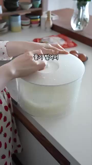 채 썬 양배추를 물기를 제거하기 위해 채반에 넣고 물기를 턴다. — 라이스페이퍼에 계란을 더했더니 와플이 되네요?
