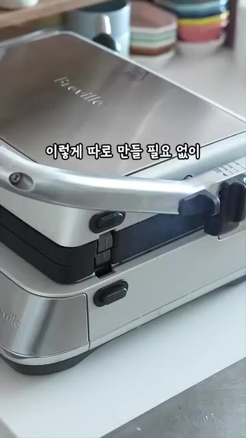예열된 와플 기계에 올린 재료를 넣고 노릇하게 구워준다. — 라이스페이퍼에 계란을 더했더니 와플이 되네요?