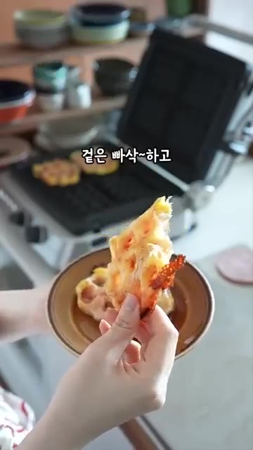 겉은 바삭하고 속은 쫀득한 식감의 라이스페이퍼 와플이 완성된다. 외… — 라이스페이퍼에 계란을 더했더니 와플이 되네요?