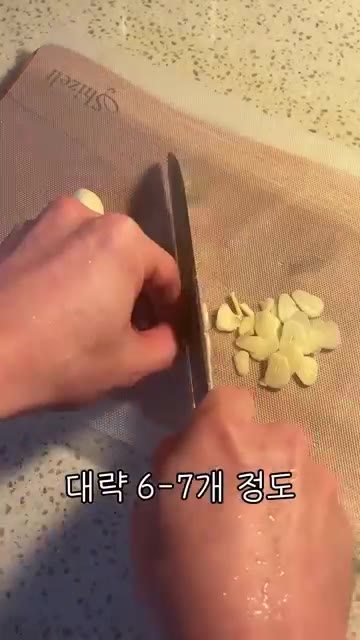 중불로 팬을 달구고 올리브유 3-4스푼을 부어줍니다. — 최상 밸런스 식단 계란 마늘 파스타