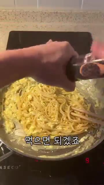 계란이 익으면 후추를 뿌려 마무리합니다. — 최상 밸런스 식단 계란 마늘 파스타