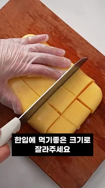 식기 전에 틀에 부어 평평하게 펴주세요. — 겉바속촉 탱글! 에어프라이어 초간단 계란푸딩 레시피