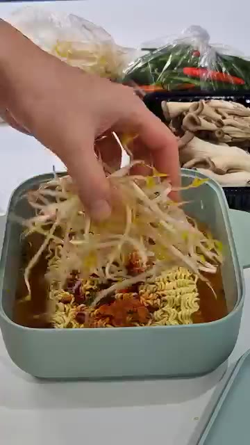 숙주 한 줌을 넣는다. — 냄비라면이 지겹다면, 초간단 전자레인지 라면 레시피
