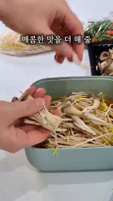 느타리버섯을 적당히 찢어 넣는다. — 냄비라면이 지겹다면, 초간단 전자레인지 라면 레시피