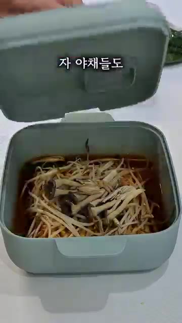 전자레인지 용기 뚜껑을 닫고 3분간 돌려준다. — 냄비라면이 지겹다면, 초간단 전자레인지 라면 레시피
