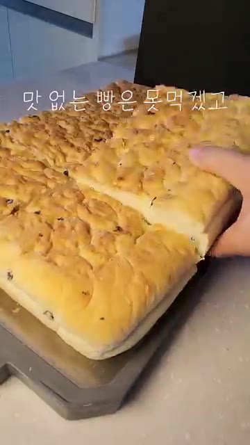 빵을 6등분한 후, 빵 사이에 종이 호일을 깔아줍니다. — 샌드위치 빵 대용량으로 반값에 소분하는 꿀팁