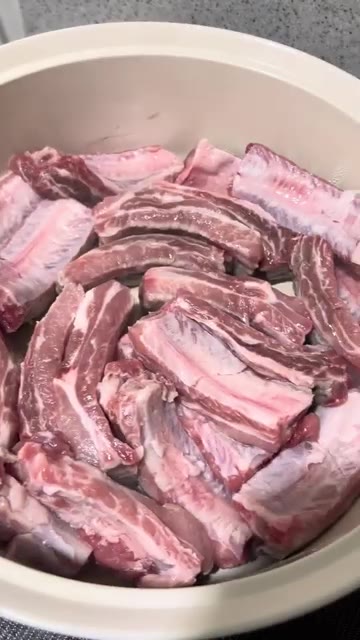 예열된 팬에 등갈비를 하나씩 올려 노릇하게 구워줍니다. 껍질이 없어… — 원팬 등갈비찜 레시피