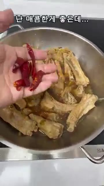 물이 끓으면 약불로 줄이고 1시간 동안 삶아줍니다. — 아이도 반한 단짠매콤 간장 등갈비찜 이거 넣어 보세요~
