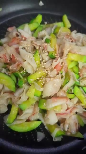 마지막으로 깨를 뿌려 마무리한다. — 애호박 크래미 볶음