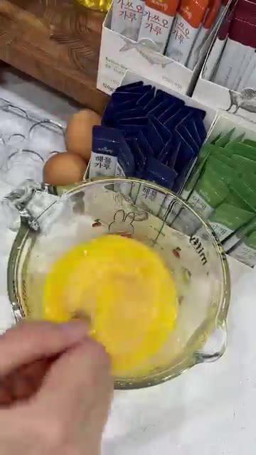 동그랑땡 반죽을 동그랗게 빚어 밀가루와 계란물을 입힌다. — 추석 명절음식에 감칠맛 더하는 마법의 가루! 요리여왕 가루육수 활용법