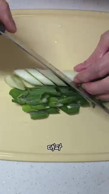 데친 쭈꾸미를 건져 물기를 빼줍니다. — 가을 제철 쭈꾸미볶음 레시피