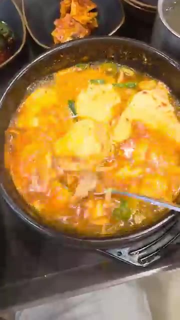 냄비에 참기름을 두르고 고춧가루와 다진 마늘을 넣어 볶다가 버섯과… — 버섯순두부 매운맛 솥밥 🍄 🌶