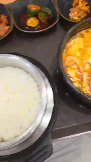 육수를 붓고 국간장으로 간을 맞춘 뒤 순두부를 넣고 끓인다. — 버섯순두부 매운맛 솥밥 🍄 🌶