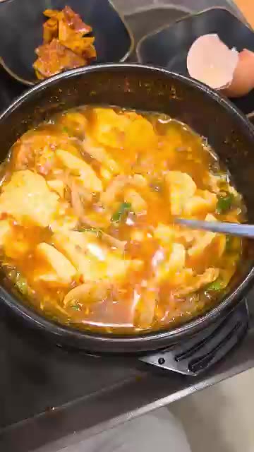 밥 위에 순두부찌개를 얹고 김치, 오이무침, 무생채와 함께 곁들여… — 버섯순두부 매운맛 솥밥 🍄 🌶