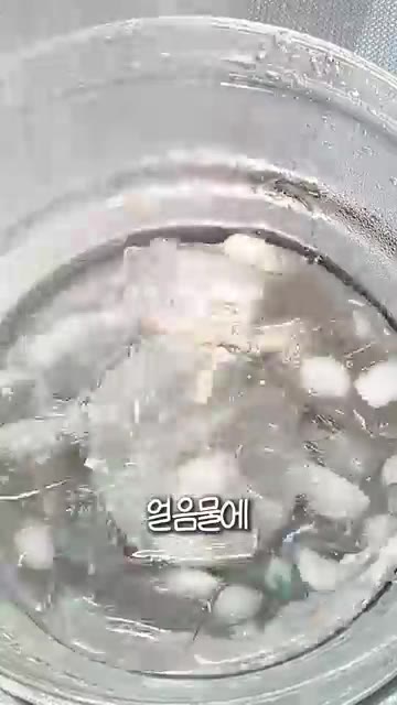 팬에 굵은 소금을 깔고 미리 예열한 뒤 새우를 올리고 뚜껑을 덮어… — 생새우 3종 요리 | 회부터 소금구이 머리버터구이까지 1kg 코스 레시피