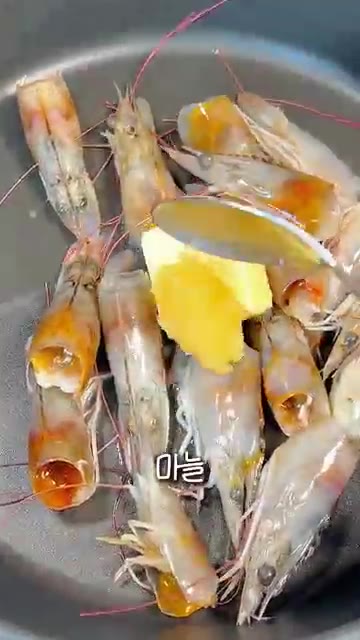 완성된 새우 소금구이와 새우 머리 버터구이를 접시에 담아낸다. — 생새우 3종 요리 | 회부터 소금구이 머리버터구이까지 1kg 코스 레시피