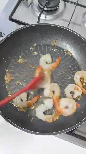 마늘 향이 올라오면 새우를 넣고 달달 볶아줍니다. — 집에서 맛있고 간단하게 갈릭 쉬림프 덮밥 만들기