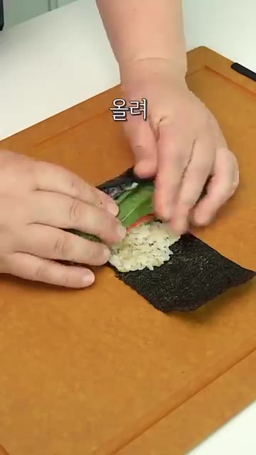 김을 3등분으로 잘라 밥을 펼친 뒤 치즈, 단무지, 맛살, 햄, 야… — 불 안 써도 맛있는 집김밥