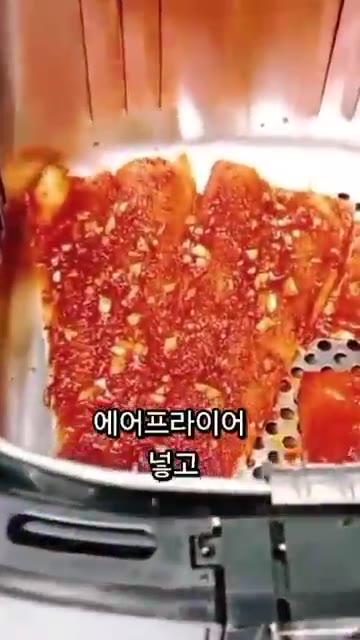 만들어진 양념장을 황태포에 골고루 바른다. — 양념 황태구이 만들기 (에어프라이어)