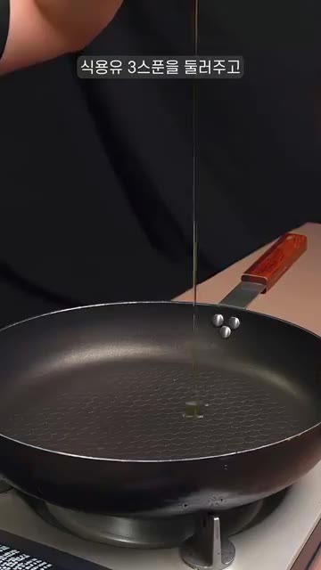 팬에 식용유 3큰술을 두르고 달궈진 후, 손질한 새우 12마리를 넣… — 끝내주는 새우 볶음밥 업그레이드 버전!