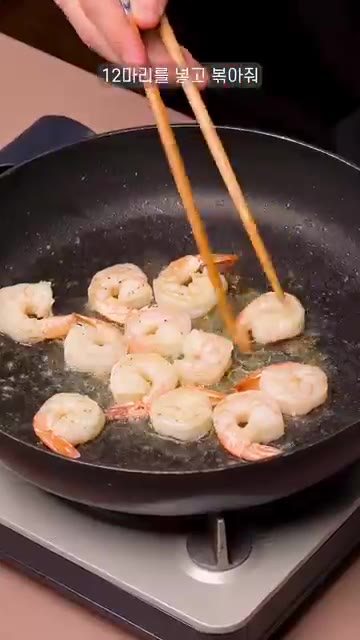 새우가 익으면 옆으로 빼두고, 같은 팬에 풀어둔 계란을 부어 스크램… — 끝내주는 새우 볶음밥 업그레이드 버전!
