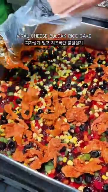 치즈를 짜서 올리고 올리브, 옥수수, 페퍼로니를 얹는다. — 피자설기 다음은 치즈불닭설기
