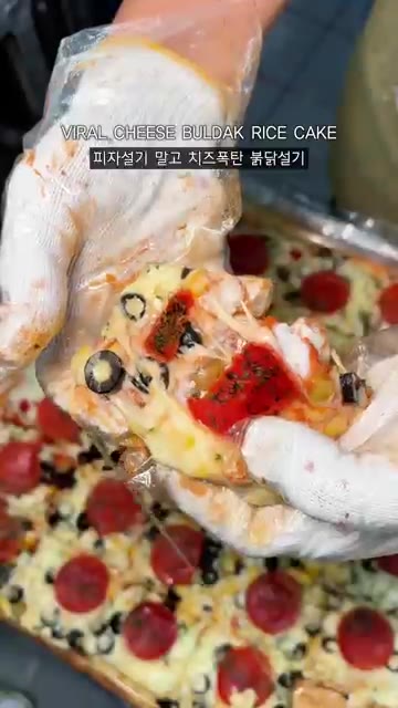 마지막으로 치즈를 듬뿍 뿌려 오븐에 굽는다. — 피자설기 다음은 치즈불닭설기