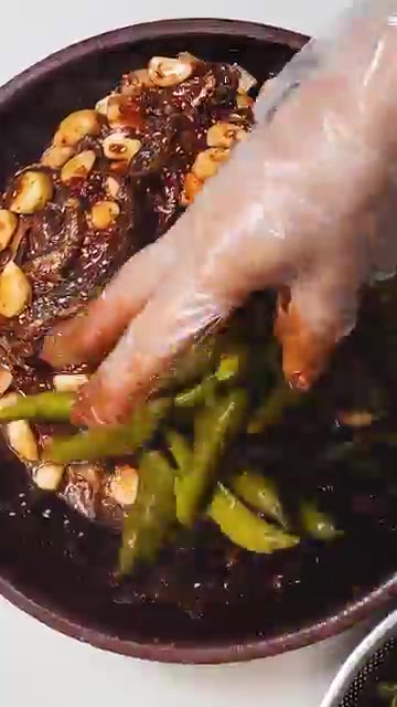 멸치젓국 600g, 고춧가루 5큰술, 원당 1큰술, 통마늘 250g… — 완전 갱상도식 밥도둑! 삭힌 고추장아찌