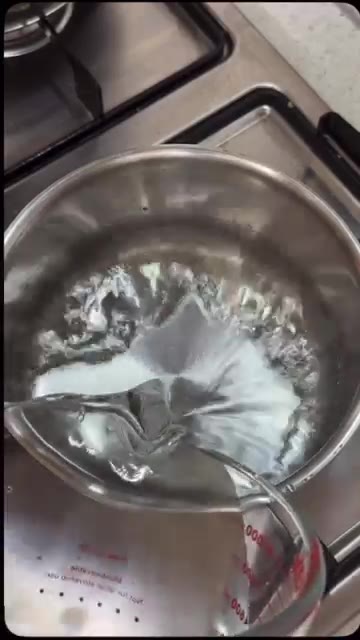 냄비에 물 500ml를 넣는다. — 아! 이맛은? 김국 만들기
