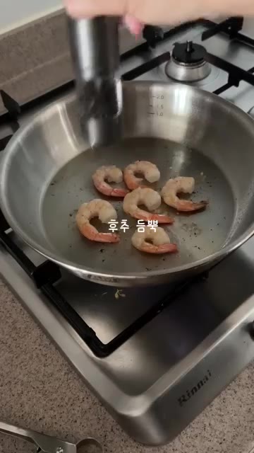 새우를 팬에 넣고 노릇하게 구운 뒤 후추와 파프리카 가루를 뿌려줍니다. — 주말 브런치로 딱! 바질새우 오픈샌드위치