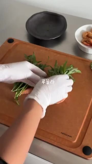 빵 위에 루꼴라를 차곡차곡 올려줍니다. — 주말 브런치로 딱! 바질새우 오픈샌드위치
