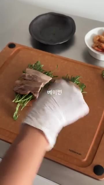 구운 베이컨을 루꼴라 위에 올려줍니다. — 주말 브런치로 딱! 바질새우 오픈샌드위치