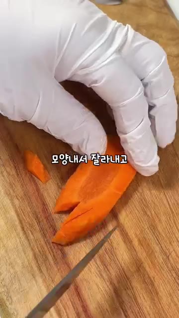 삶은 계란에 치즈를 감싸고 올리브로 눈을 만들어 유령 모양을 만든다… — 할로윈 다이어트 간식: 호박 당근 유령 오이 스틱