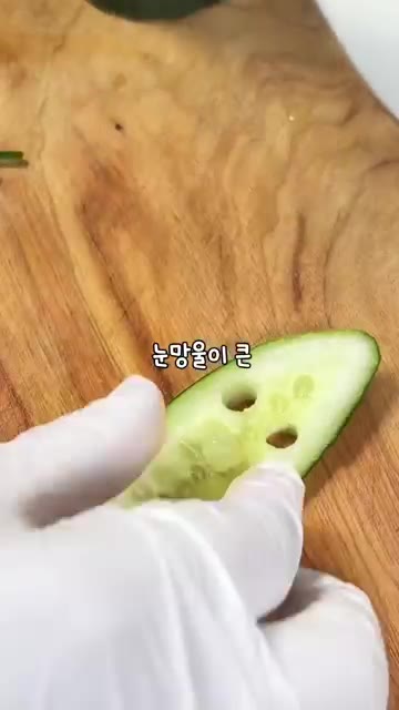 준비한 당근 호박, 당근 유령, 오이 유령을 접시에 보기 좋게 담고… — 할로윈 다이어트 간식: 호박 당근 유령 오이 스틱