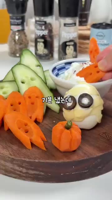 유령 모양 오이를 요거트 소스에 찍어 먹는다. — 할로윈 다이어트 간식: 호박 당근 유령 오이 스틱