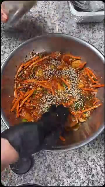 통깨를 뿌려 섞어줍니다. — 맛있는 멍게젓갈 만들기