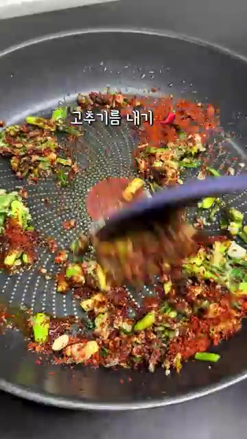 팬에 기름을 두르고 파 한 줌과 다진 마늘 1T를 넣고 볶아 향을 낸다. — 집에서 전문점 불맛 내는 오징어볶음