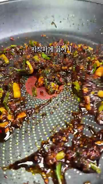 약불로 줄인 후 고춧가루 3T와 설탕 3T를 넣고 고추기름을 낸다. — 집에서 전문점 불맛 내는 오징어볶음