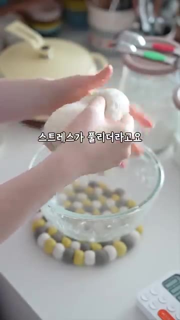 반죽을 사방으로 접어주고 20분간 또 숙성시킵니다. — 초간단 냄비 식빵 만들기