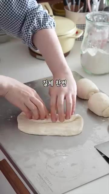 갓 구운 빵은 겉은 바삭하고 속은 촉촉하여 정말 맛있습니다. — 초간단 냄비 식빵 만들기