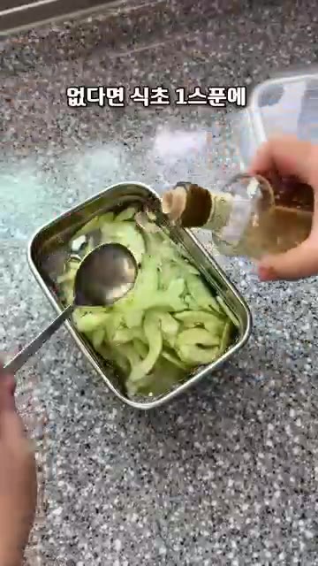 반찬통에 썰어둔 오이와 다진 마늘을 넣고 제로 냉면육수 2봉지를 부… — 초간단 오이냉국 레시피
