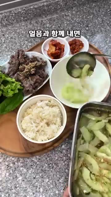 발사믹 식초 2스푼을 넣고 잘 섞어줍니다. 없다면 식초 1스푼과 설… — 초간단 오이냉국 레시피