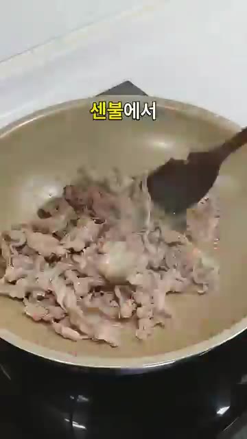 볼에 굴소스 1.5T, 진간장 1T, 알룰로스 1/2T, 다진 마늘… — 숙주는 센불에 빠르게 볶으세요 아삭한 우삼겹 숙주볶음