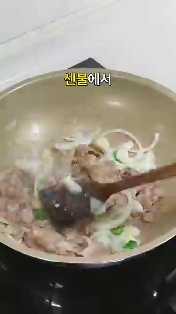 팬을 센 불로 달군 뒤 우삼겹 300g을 넣고 기름을 덜어내며 빠르… — 숙주는 센불에 빠르게 볶으세요 아삭한 우삼겹 숙주볶음